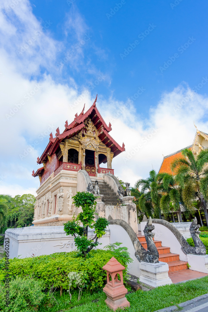 Obraz premium Wat Phra Singh temple is located in the western part of the old city center of Chiang Mai, Thailand.