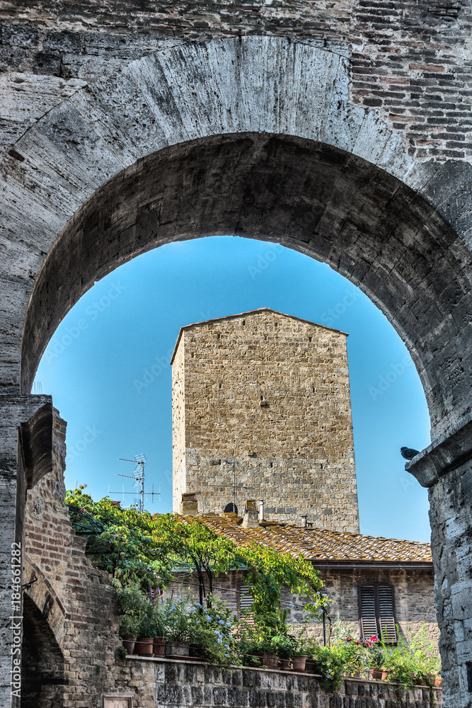 Blick durch Torbogen auf San Gimignano Blick durch Torbogen auf San Gimignano