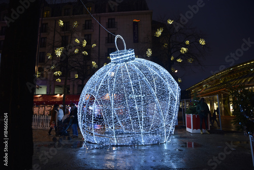 Boule de Noël lumineuse en extérieur nuit