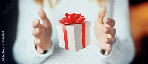 Pacco regalo natalizio tra ...