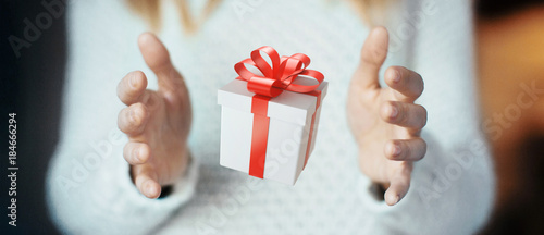 Regalo di natale tra le man...