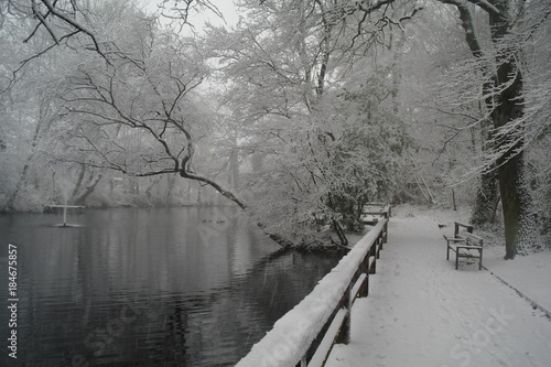 Park im Winter schneebedeckt
