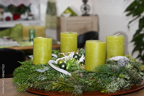 adventkranz mit grünen kerzen auf tisch