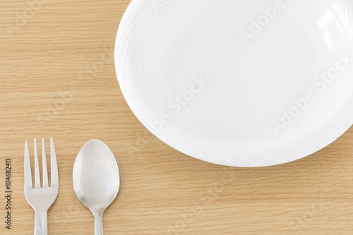 フォークとスプーンと皿