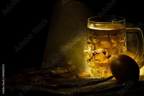 пиво напиток стоит на столе в бокале