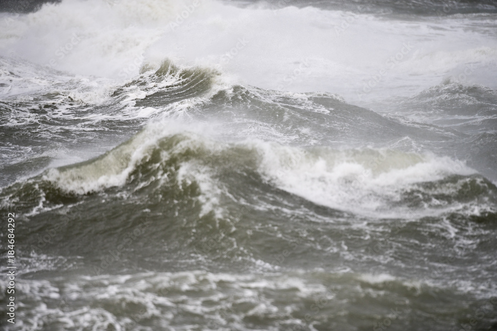Bei Sturm brechen grosse Wellen mit viel wehender gischt