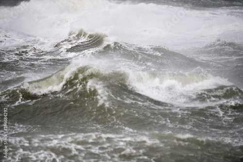 Bei Sturm brechen grosse Wellen mit viel wehender gischt
