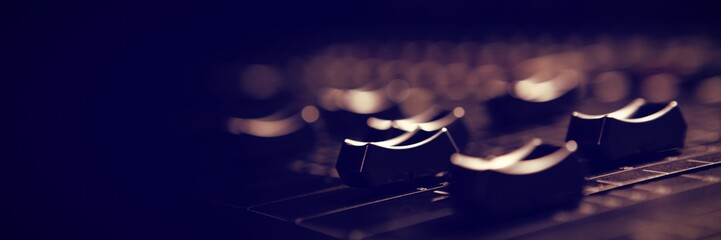 Keuken achterwand Voor hem Mengpaneel close-up in studio  © vectorfusionart