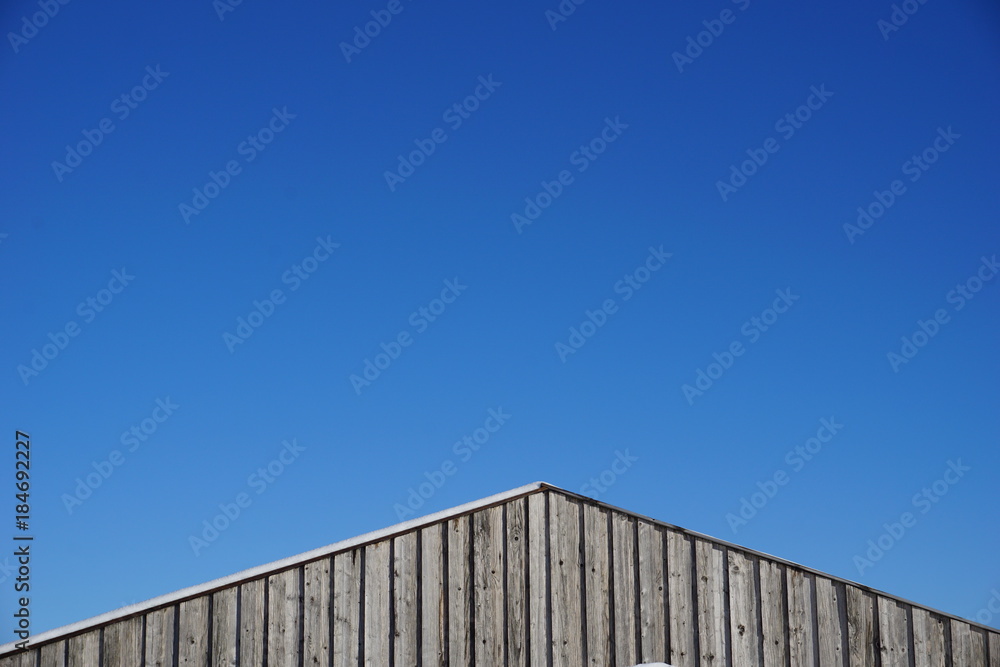 Holzdach, Holzfassade vor blauem Himmel, Tirol, Austria