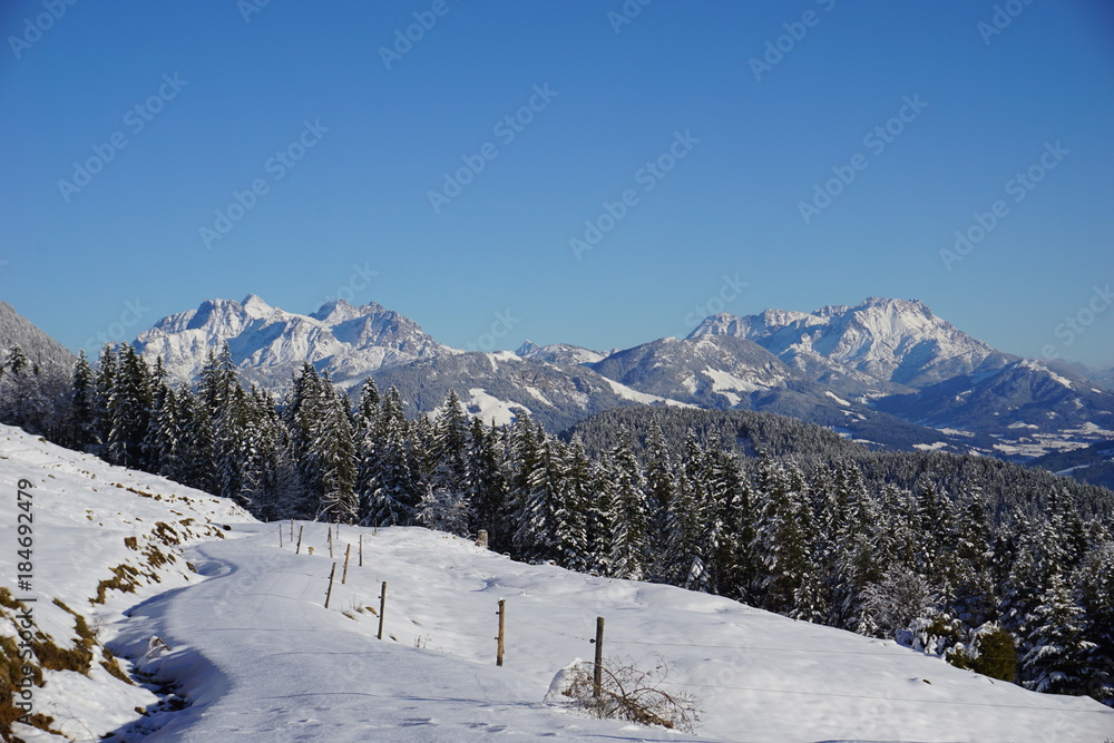 Winterwanderweg im Schnee, Tirol, Austria