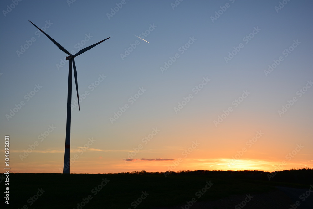 Windrad in Abenddämmerung Sonnenuntergang im Raum Schweinfurt in Unterfranken Windrad in Abenddämmerung Sonnenuntergang im Raum Schweinfurt in Unterfranken