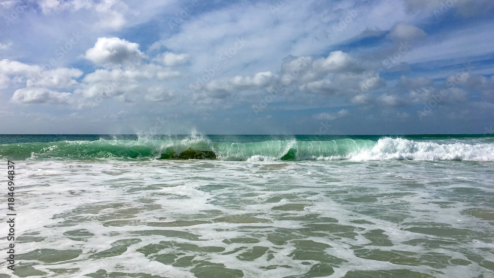 Obraz premium Waves crashing on Praia das Dunas, Boa Vista, Cape Verde