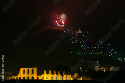 Fuochi artificiali nel borgo medievale di Gubbio photo