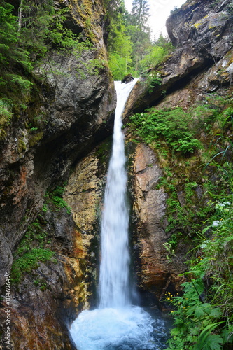 Fototapeta Naklejka Na Ścianę i Meble -  Imposanter Wasserfall in einer Schlucht Österreich