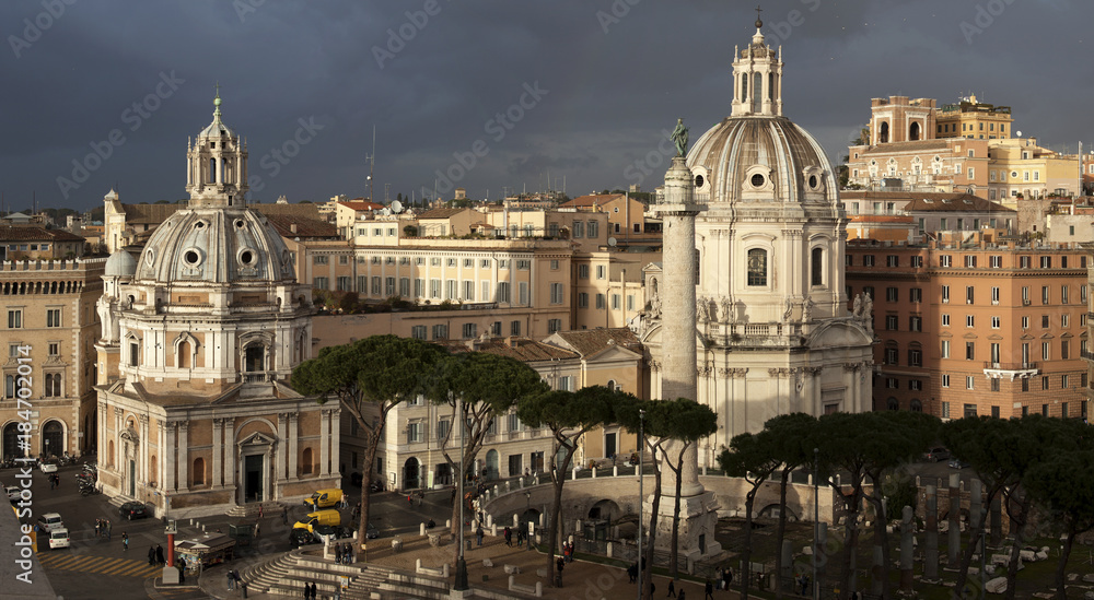 Obraz premium Roma, Italia. Vista dall'alto della Colonna Traiana e delle due chiese (SS Nome di Maria e Santa Maria di Loreto