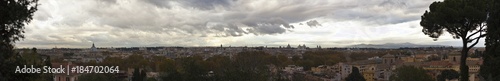 Roma, Italia. Panorama della città vista dal Gianicolo. Cielo spettacolare. Immagine ad alta risoluzione.