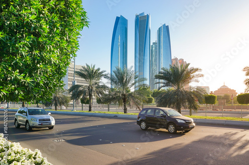 Hauptstrasse mit Skyline von Abu Dhabi © ThomBal