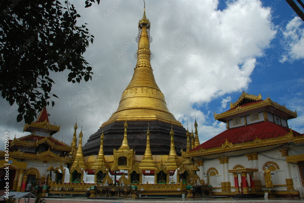 Fototapeta premium Pagode Kyaikthanlan, Mawlamyine, Birmanie