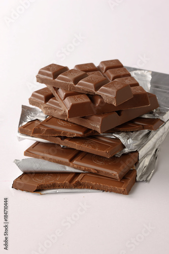 Schokolade mit Resten Silberfolie gestaoelt