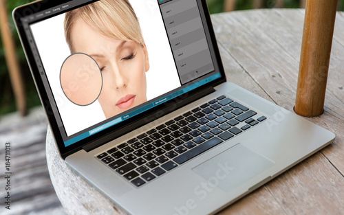 Εκτύπωση καμβά laptop with woman face retouch in graphics editor