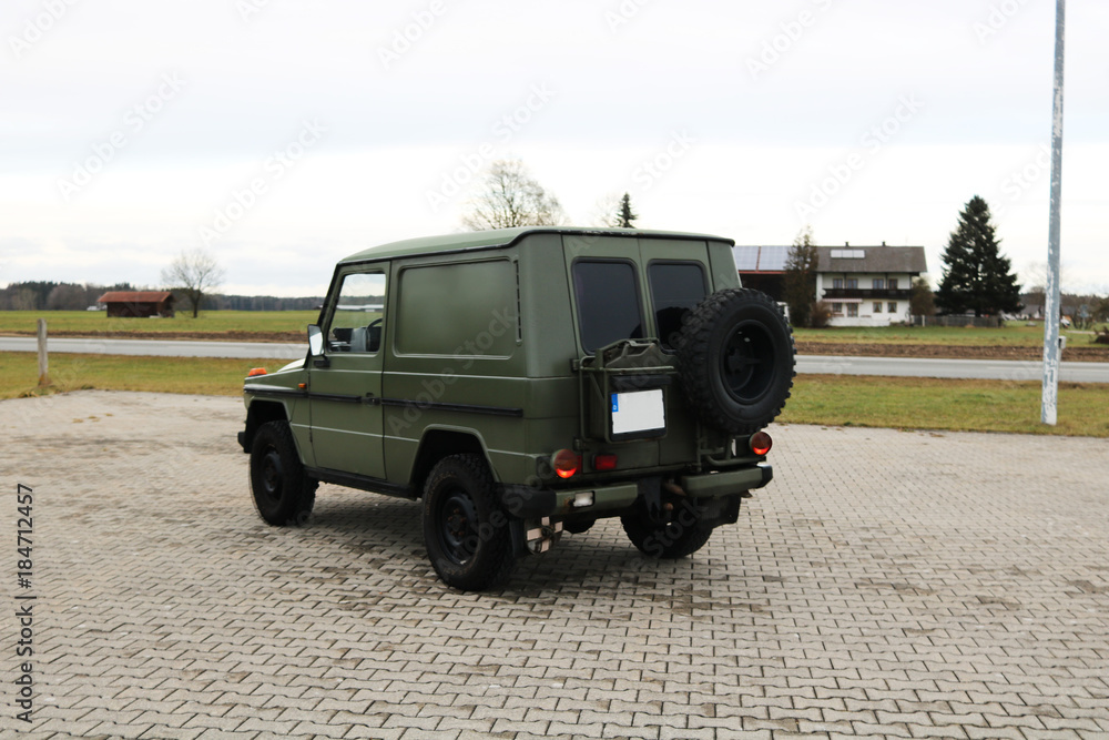 Obraz premium Militärischer Oltimer Geländewagen