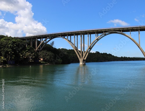 Fototapeta Naklejka Na Ścianę i Meble -  pont sur rivière