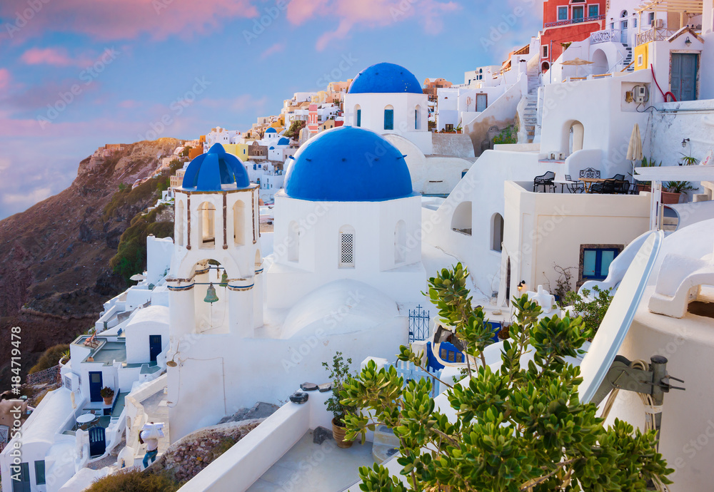 Fototapeta premium Niebieskie kopuły na wyspie Santorini w Grecji