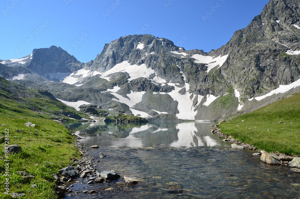 Россия, Кавказский биосферный заповедник, река Имеретинка вытекает из Имеретинского озера летом в ясную погоду