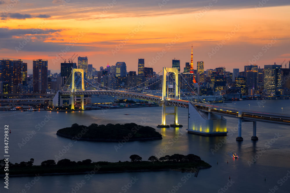 Fototapeta premium Beautiful sunset of Tokyo Bay , Rainbow bridge and Tokyo Tower landmark Twilight scene, Odaiba, Japan