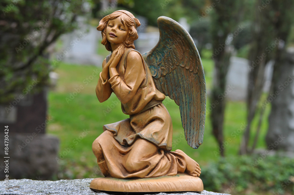 Female Angel Statue Kneeling and Praying with Spread Wings ภาพถ่ายสต็อก