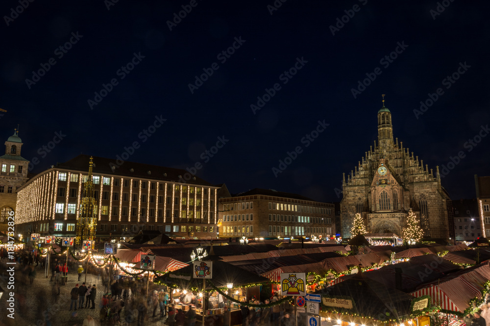 Obraz premium Christmas market in Nuremberg at night