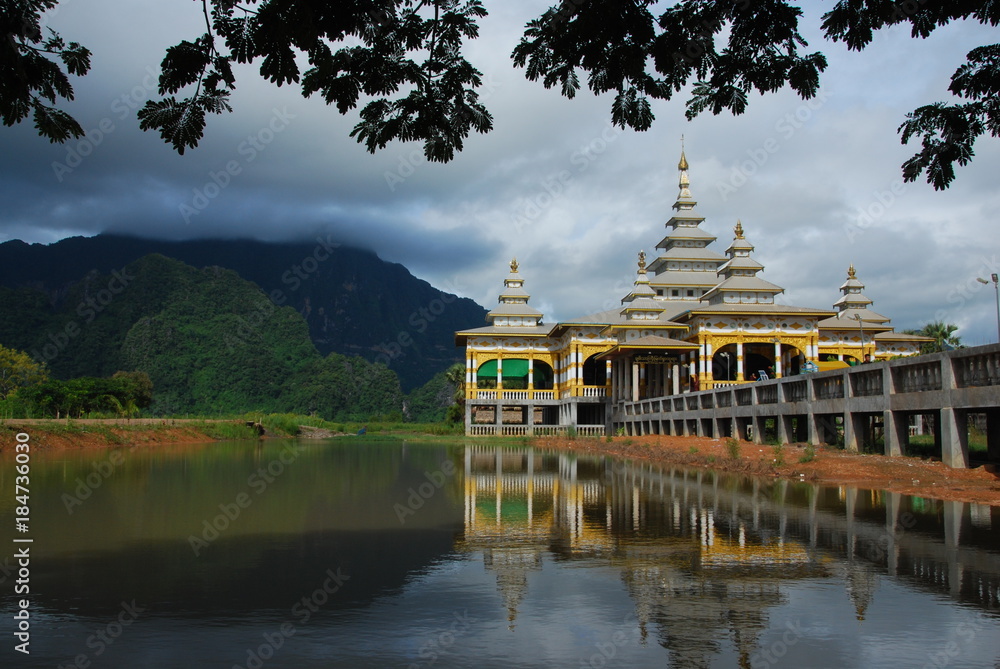 Temple sur l'eau, Kyauk Ka Lat Pagoda, Hpa-An, Birmanie