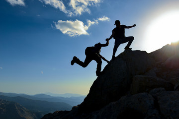 Canvas schilderij Alpinisme Samenwerkend team toont ondernemerschap  © emerald_media
