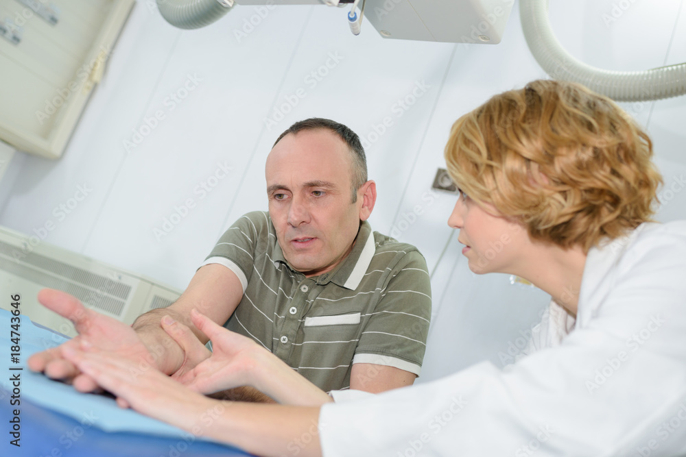 Obraz premium examining the patients hands