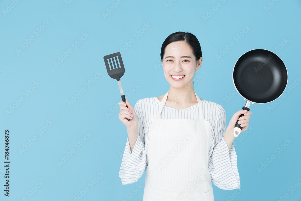 料理をする女性　ブルーバックイメージ