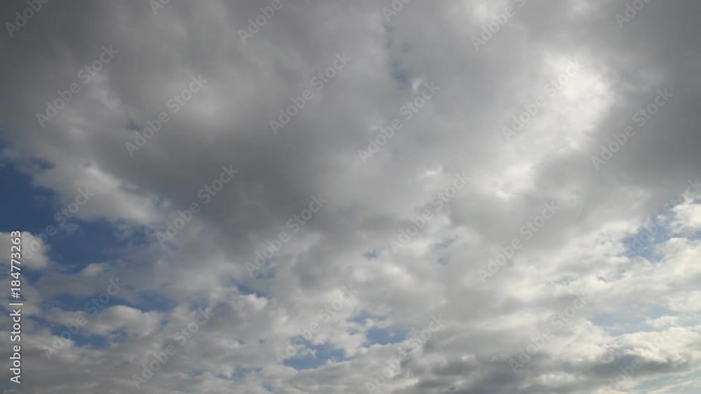 灰色の雲、白い雲、流れ、形を変えていきます。 灰色の雲、白い雲、流れ、形を変えていきます。