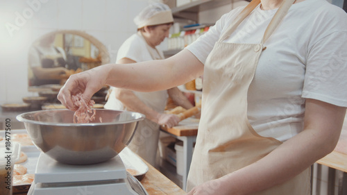 Fotografía Baker is weighs dough ingredients for baking