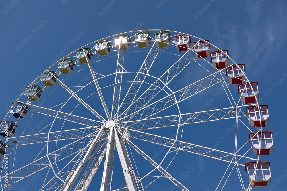 Grande roue dans le ciel bleu