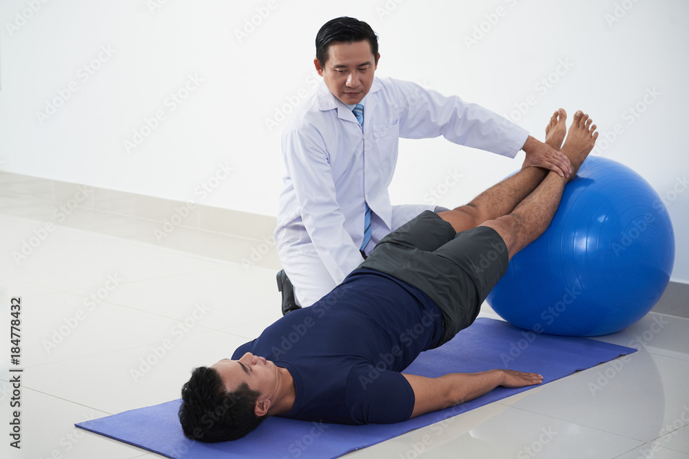 Fototapeta premium Controlling exercising patient