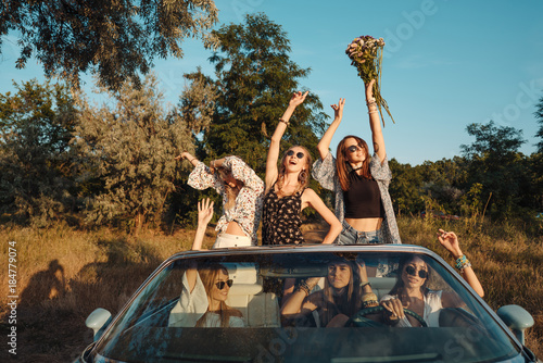 Six girls have fun in the countryside © teksomolika
