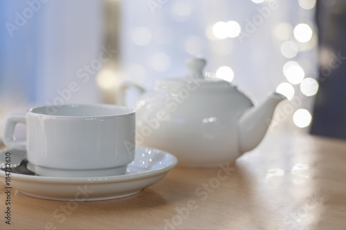 Obraz na płótnie white Cup on table in cafe w salonie