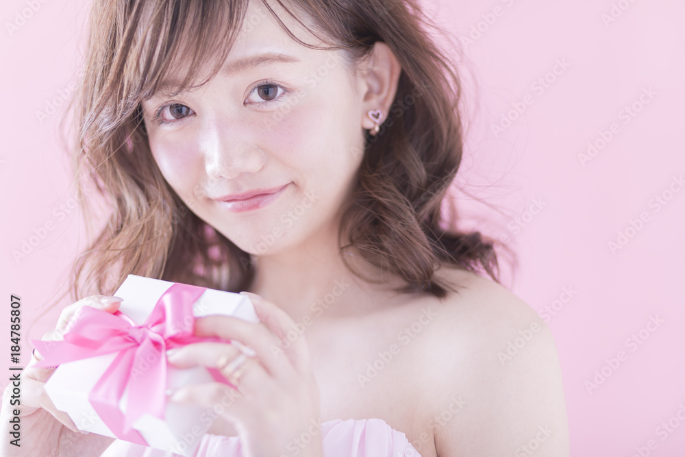 プレゼントを持つ女性