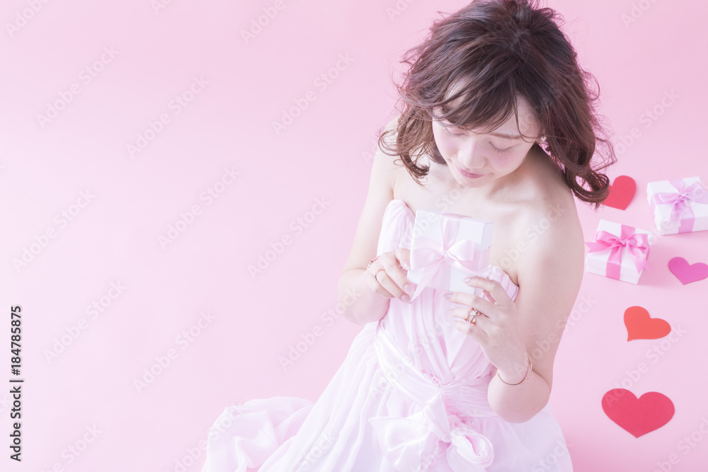 プレゼントを持つ女性