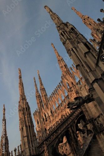 Gotisches Strebewerk am Mailänder Dom photo