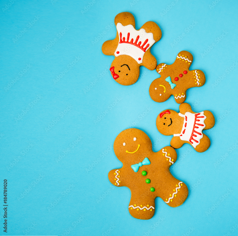 Naklejka premium Gingerbread family. Blue background. Copy space for text.