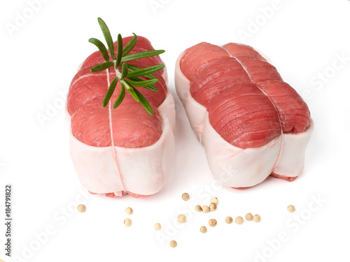 Foto paupiettes de boeuf crues sur fond blanc