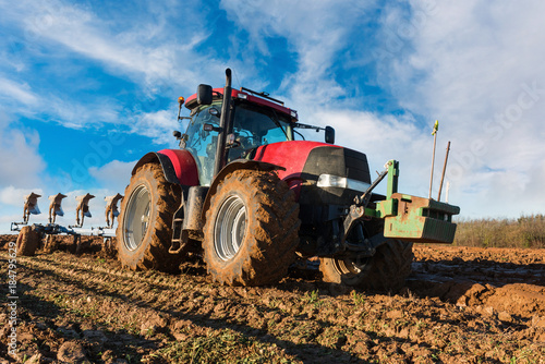 Fotografie tracteur et sa charrue
