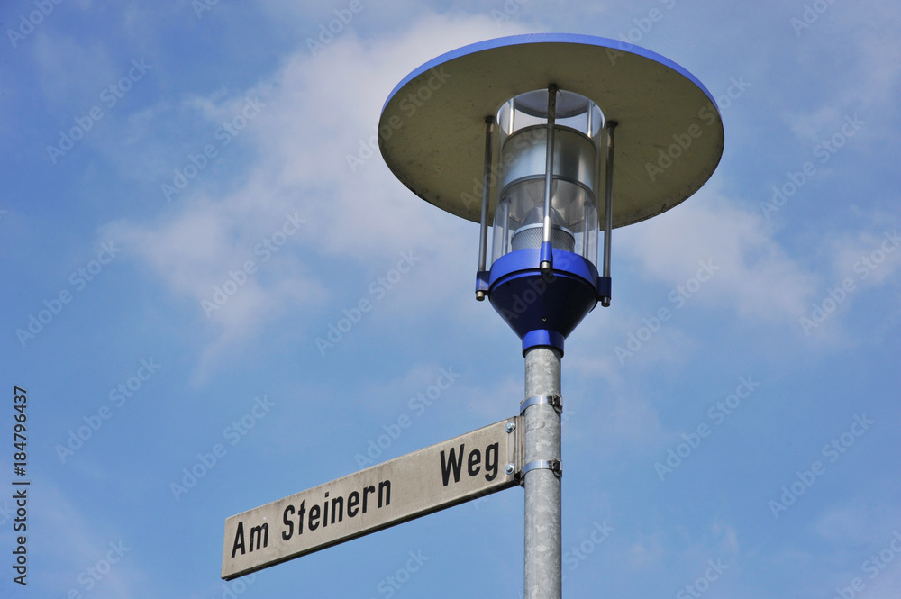 Moderne Straßenlampe vor einem Gebäude