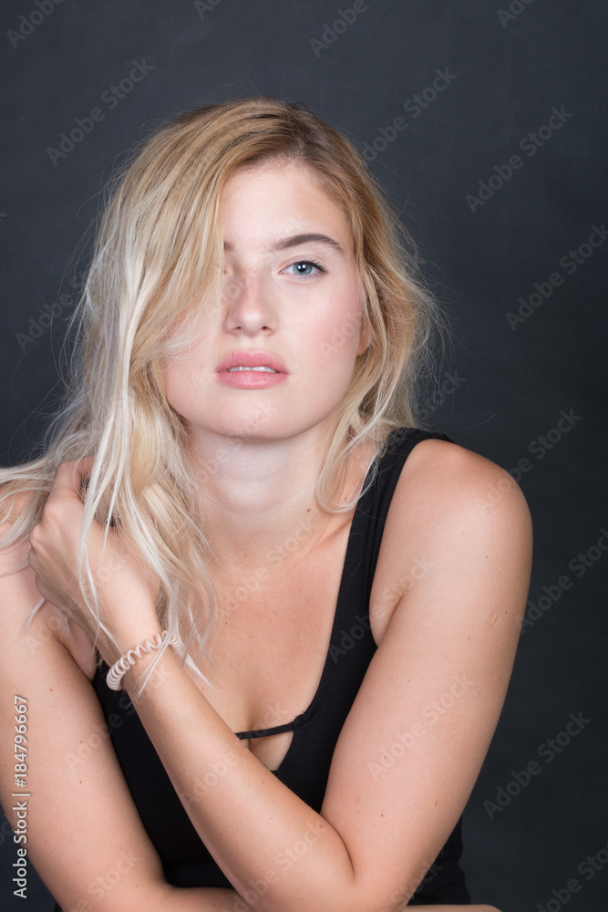 Frau im Body auf Stuhl im Fotostudio Frau im Body auf Stuhl im Fotostudio