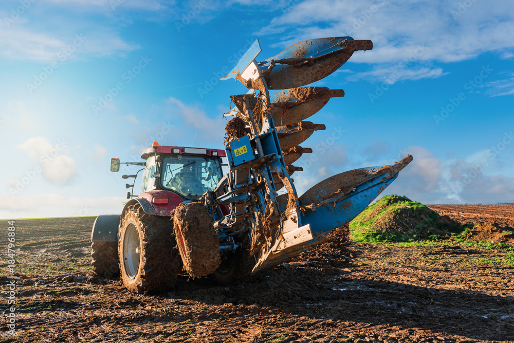 Fototapeta premium tracteur et sa charrue